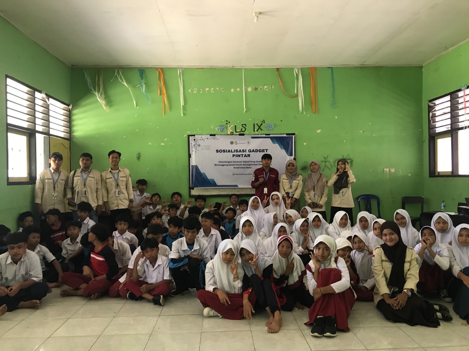 Membangun Generasi Cerdas Digital: KKN Fakultas Teknik Pengadangan Barat Gelar Sosialisasi "Gadget Pintar" untuk Pelajar SMP 1 SATAP