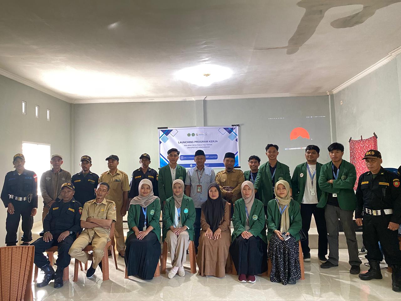 Implementasi Teknologi Tepat Guna: KKN Fakultas Teknik Universitas Hamzanwadi Serahkan Fasilitas Running Text untuk Kantor Desa Pengadangan Barat