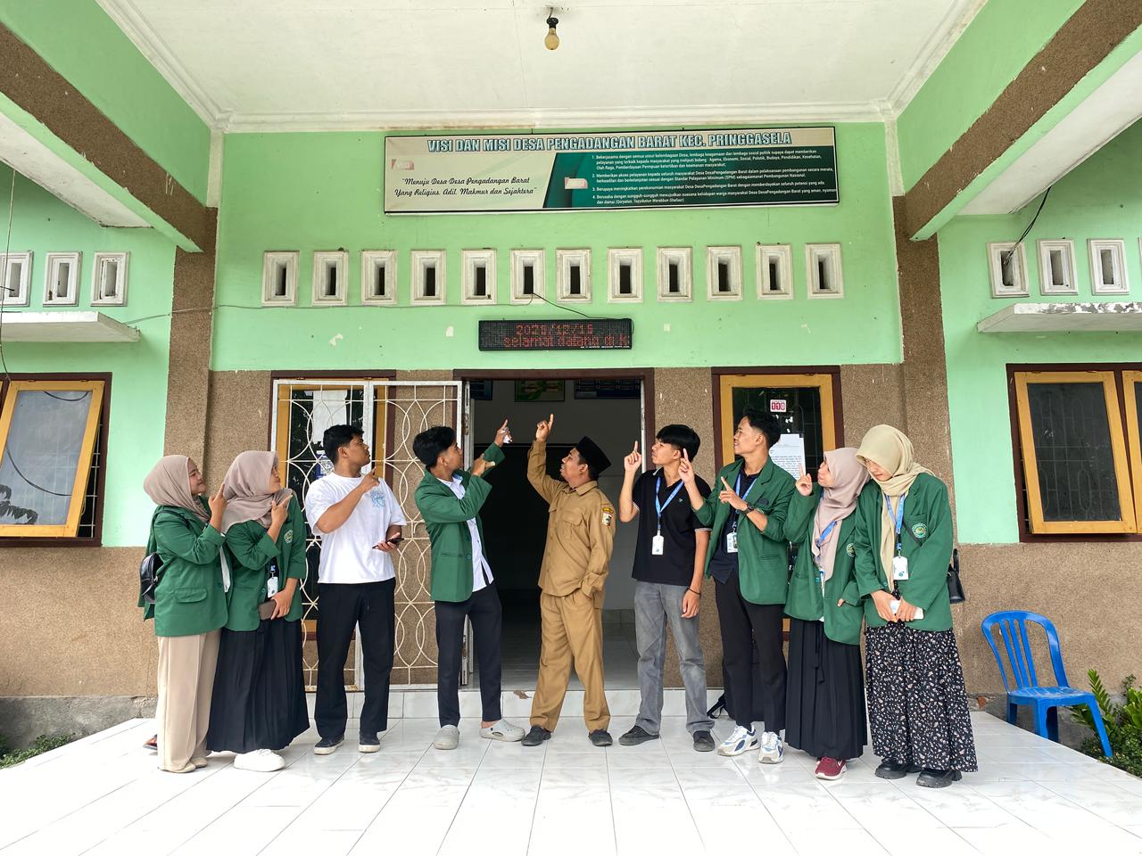 Implementasi Teknologi Tepat Guna: KKN Fakultas Teknik Universitas Hamzanwadi Serahkan Fasilitas Running Text untuk Kantor Desa Pengadangan Barat - Image 3