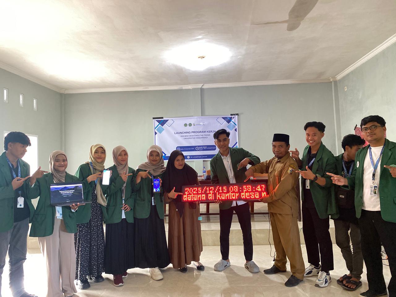 Implementasi Teknologi Tepat Guna: KKN Fakultas Teknik Universitas Hamzanwadi Serahkan Fasilitas Running Text untuk Kantor Desa Pengadangan Barat - Image 4